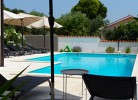 Liegefläche rund um den Pool
