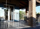 Übderdachte Terrasse direkt am Pool