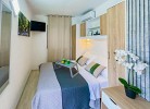 Doppelbett mit Klimaanlage und Fernseher