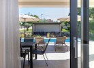 Ausgang zur Terrasse und Pool