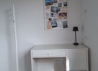 Schrank und Schreibtisch im Schlafzimmer