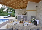 Überdachter Grillplatz direkt am Pool
