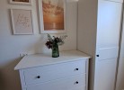 Kommode und Schrank im Schlafzimmer