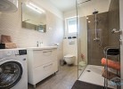 Badezimmer 1 mit Dusche und Waschmaschine