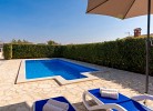 Liegefläche mit Pool und Whirlpool