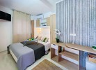 Doppelbett mit Klimaanlage und Fernseher