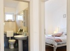 Badezimmer mit Dusche, angrenzend ans Schlafzimmer