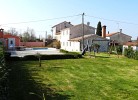 Grosser Garten mit einem Kinderspielplatz