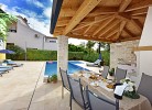 Überdachter Grillplatz direkt am Pool