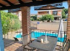 Übderdachte Terrasse direkt am Pool