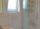 zimmer mit Dusche und Fenster
