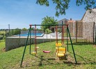 Kinderspielplatz und grosser Garten