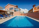 Pool und Liegefläche