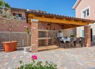 Übderdachte Terrasse und Grillplatz