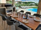 Überdachte Terrasse und Sommerküche direkt am Pool