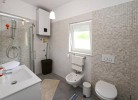 Badezimmer mit Dusche und Waschmaschine