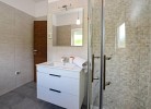 Badezimmer mit Dusche und Waschmaschine