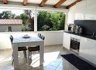 Küche und Terrasse mit Blick auf den Pool