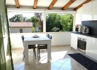 Küche und Terrasse mit Blick auf den Pool