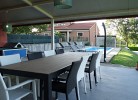 Überdachter Grillplatz mit Billiardtisch