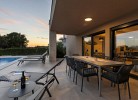 Überdachte Terrasse am Abend