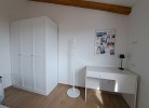 Schrank und Schreibtisch im Schlafzimmer