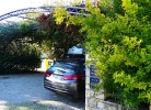 Überdachter Parkplatz