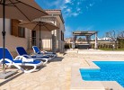Liegefläche am Pool