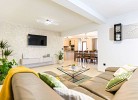 Wohnzimmer mit Klimaanlage und digital TV