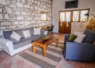 Wohnzimmer und ausziehbare Schlafcouch