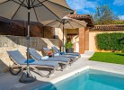 Privater Pool und Liegefläche