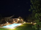 Pool von 50m2 und Ferienwohnungen Jakici am Abend