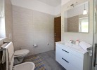 Badezimmer mit Dusche und Waschmaschine