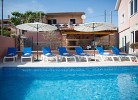 Pool und Liegefläche