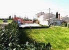 Grosser Garten mit einem Kinderspielplatz