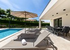 Überdachte Terrasse, Pool und Liegefläche