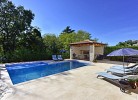 Grosser Pool mit Liegefläche und Grillplatz