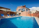 Pool und Liegefläche