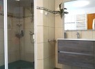 Badezimmer mit grosser Dusche