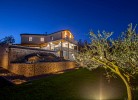 Das Haus ist komplett umzäunt