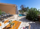 Garten mit Terrasse und Liegefläche am Pool