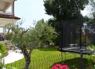 Garten mit Pool und Trampolin
