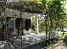Schattige Terrasse mit Blick auf den Garten