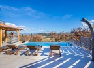 Liegefläche und Aussendusche am Pool
