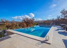 Liegefläche mit Aussendusche am Pool