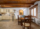 Komplett ausgestattete Küche mit Esszimmer