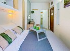 Doppelbett mit Klimaanlage und Fernseher