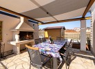 Überdachte Terrasse mit Grillplatz