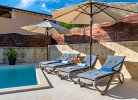Privater Pool und Liegefläche