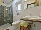 Badezimmer mit Fenster